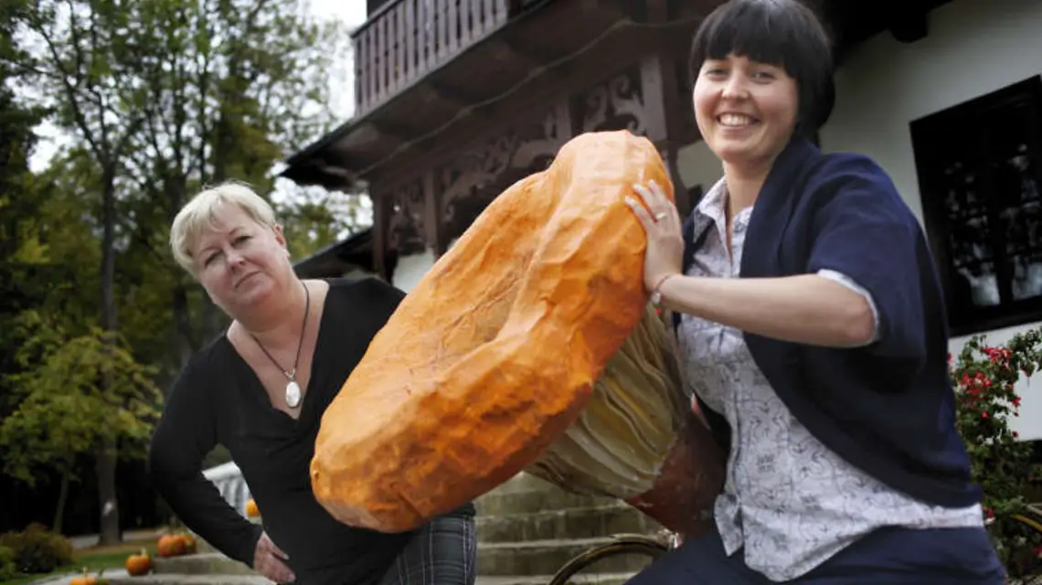 Barbara Miernik i Katarzyna Miernik-Pietruszewska serwują rydze w każdej postaci. Wysowa, wrzesień 2012 r. / Fot. Grażyna Makara