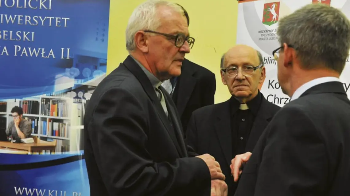 Uczestnicy Kongresu podczas kuluarowych rozmów: ks. prof. Andrzej Szostek, ks. prof. Michał Heller, prof. Andrzej Zoll. / Fot. Kongres Kultury Chrześcijańskiej