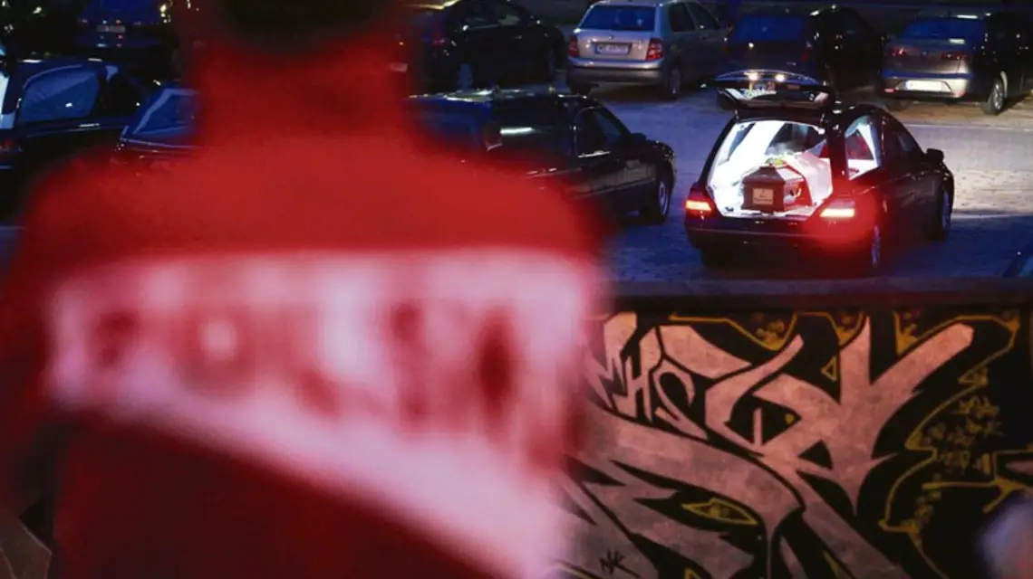 Trumny ofiar katastrofy smoleńskiej na Torwarze, Warszawa, 14 kwietnia 2010 r. / Fot. Jacek Domiński / REPORTER
