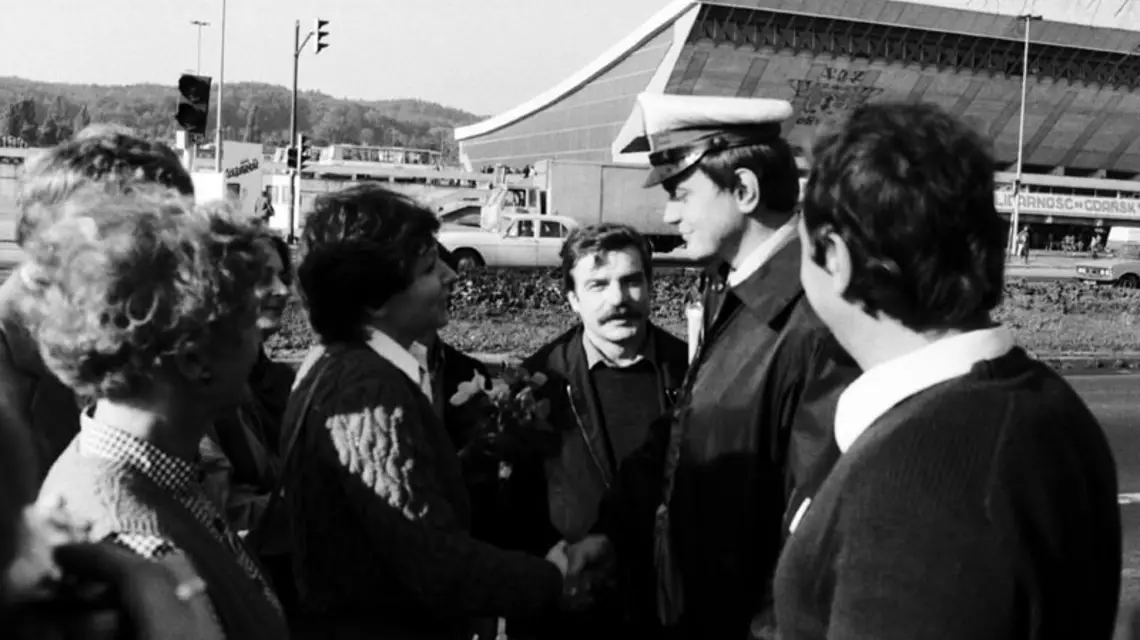 Związkowcy wręczają kwiaty milicjantowi przed gdańską halą „Olivii”, 6 października 1981 r. / Fot. Wojtek Laski / EAST NEWS 