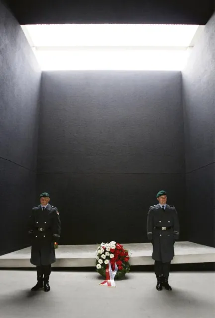 Warta honorowa przed pomnikiem ku czci poległych żołnierzy niemieckich. Wieniec złożony przez polskiego ministra obrony, Berlin, 28 maja 2010 r. / Fot. Tobias Sc / AP / EAST NEWS