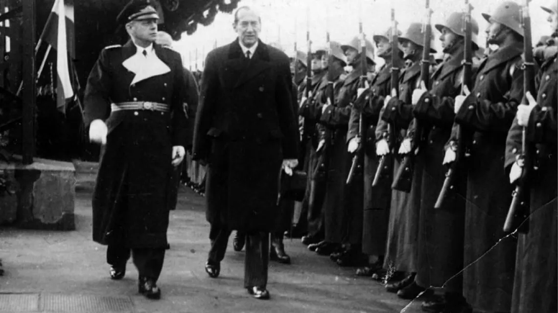 Józef Beck (z prawej) wita na dworcu w Warszawie ministra spraw zagranicznych III Rzeszy Joachima von Ribbentropa, który przybył, aby namawiać Polskę do wspólnego ataku na ZSRR; 25 stycznia 1939 r. / Fot. Narodowe Archiwum Cyfrowe