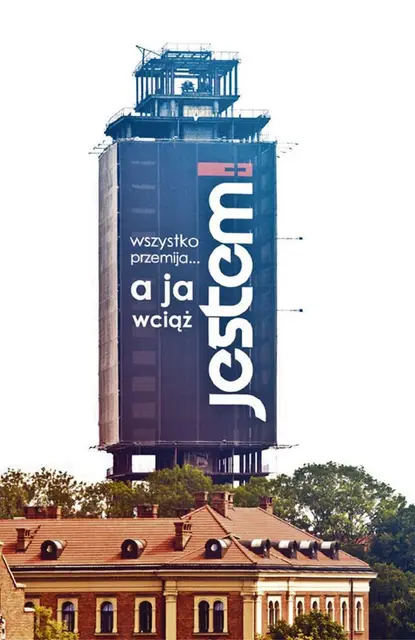 Wieżowiec przy krakowskim Rondzie Mogilskim przybrał niecodzienny wygląd. Październik 2012 r. / Fot. Ewangelizacja Krakowa