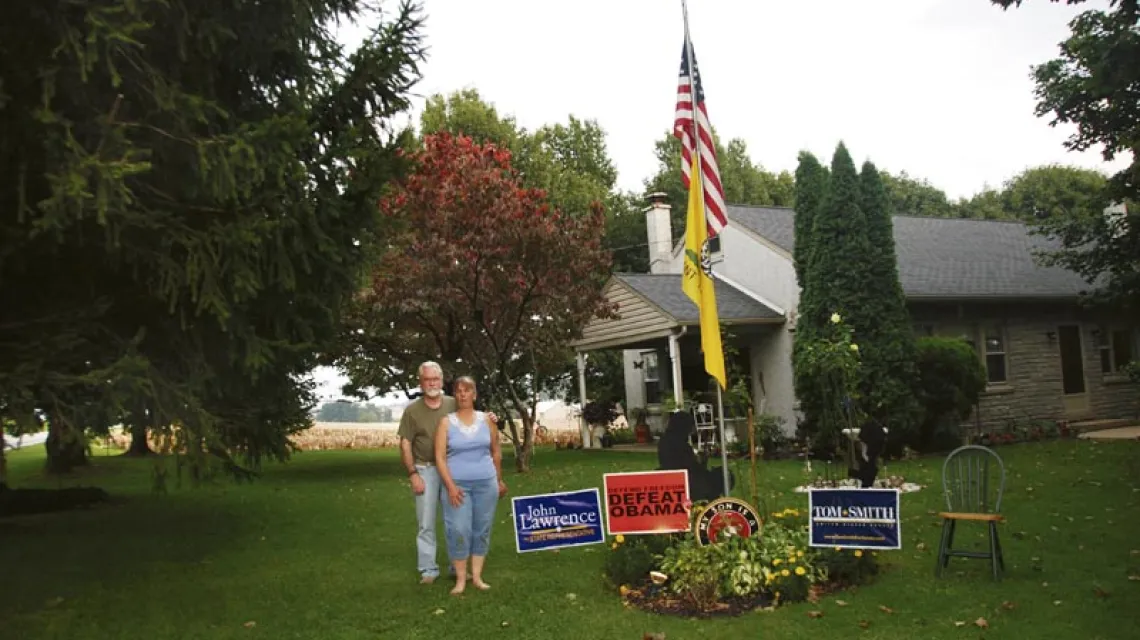 Bill i Ginnette Nitzenberger mają nadzieję, że Ameryka już wkrótce pozbędzie się Obamy. W swoim ogródku obok wyborczych plakatów ustawili dla niego puste krzesło. Październik 2012 r. / Fot. Magdalena Rittenhouse