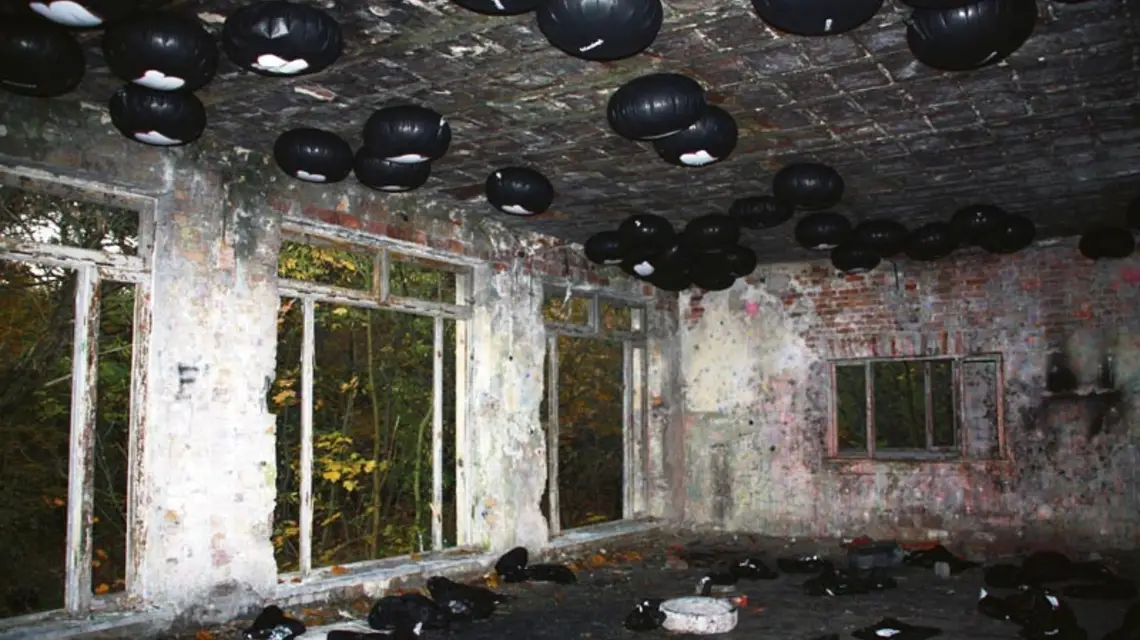 Czarne balony, które Luc Tuymans umieścił w ruinach „Zofiówki” – dawnego Zakładu dla Nerwowo i Psychicznie Chorych Żydów, październik 2012 r. / Fot. Piotr Kosiewski