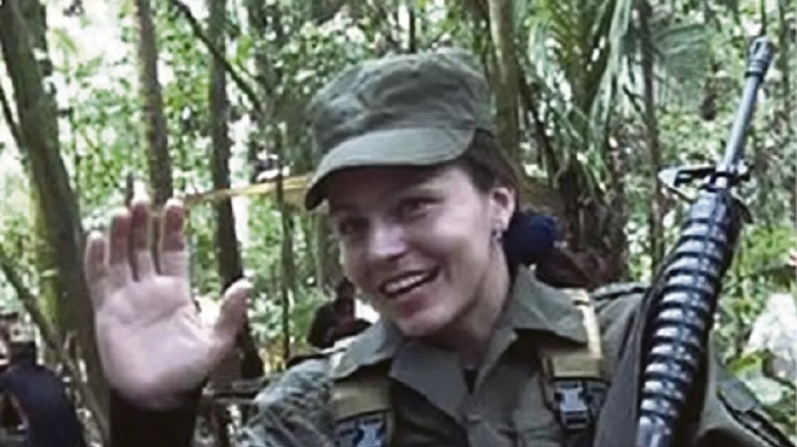 Tanja Nijmeijer w dżungli; kadr z filmu kolumbijskiego dziennikarza Jorge Enrique Botero o FARC / 