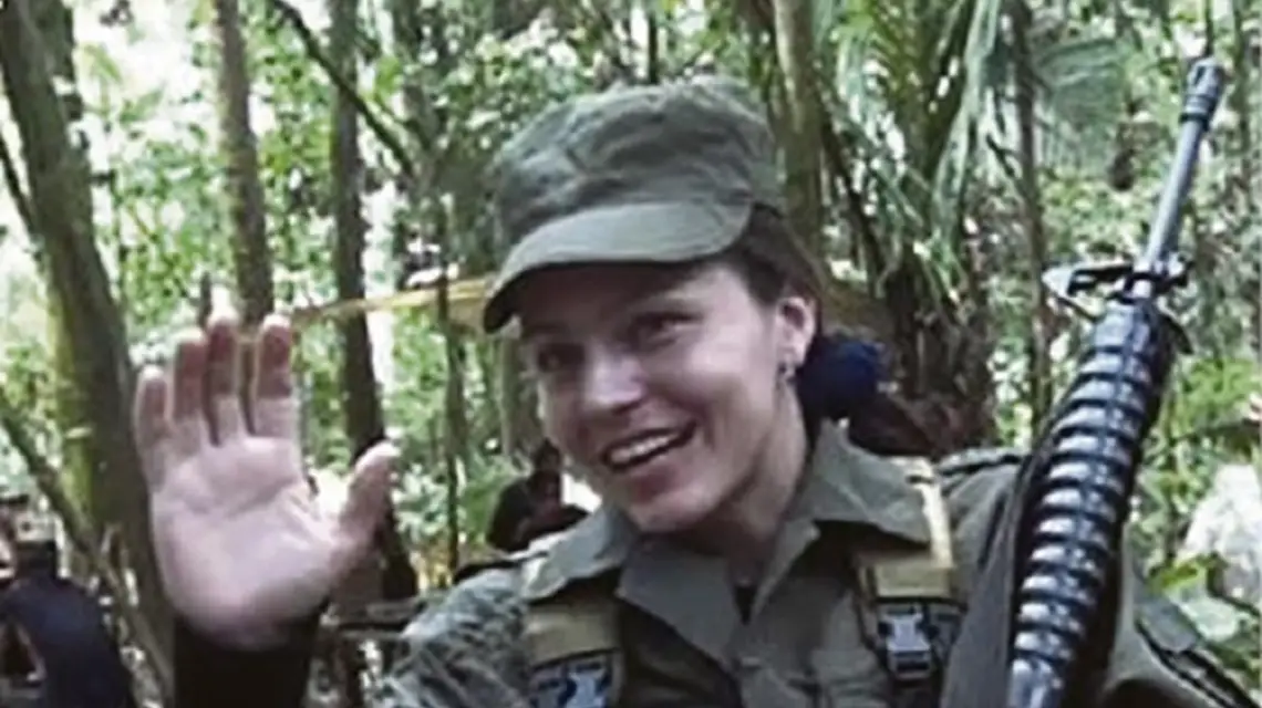 Tanja Nijmeijer w dżungli; kadr z filmu kolumbijskiego dziennikarza Jorge Enrique Botero o FARC / 