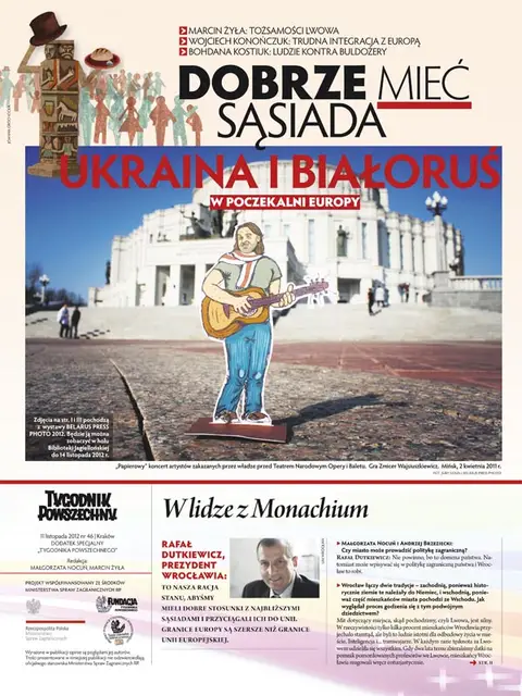 „Papierowy” koncert artystów zakazanych przez władze przed Teatrem Narodowym Opery i Baletu. Gra Zmicer Wajsiuszkiewicz. Mińsk, 2 kwietnia 2011 r. / Fot. Jury Sidun / BELARUS PRESS PHOTO