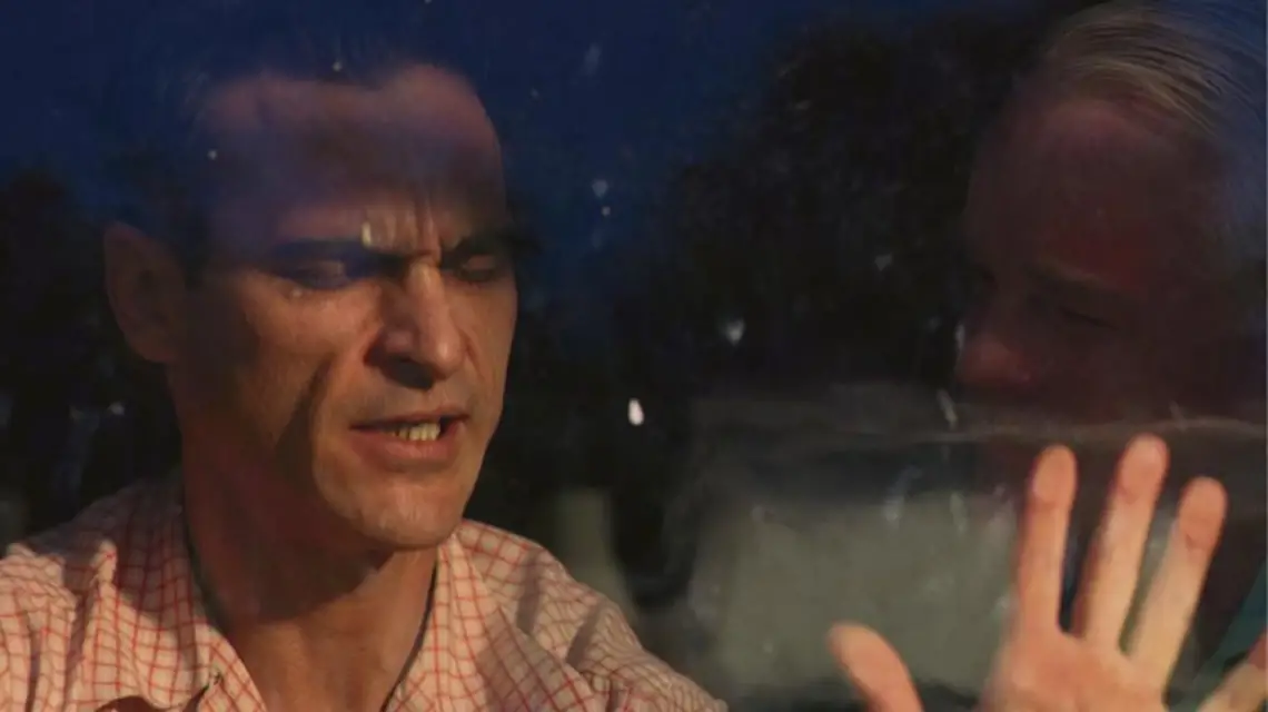 Joaquin Phoenix i Philip Seymour Hoffman w „Mistrzu”, „pojedynku dwóch aktorskich monstrów”. / Fot. Gutekfilm