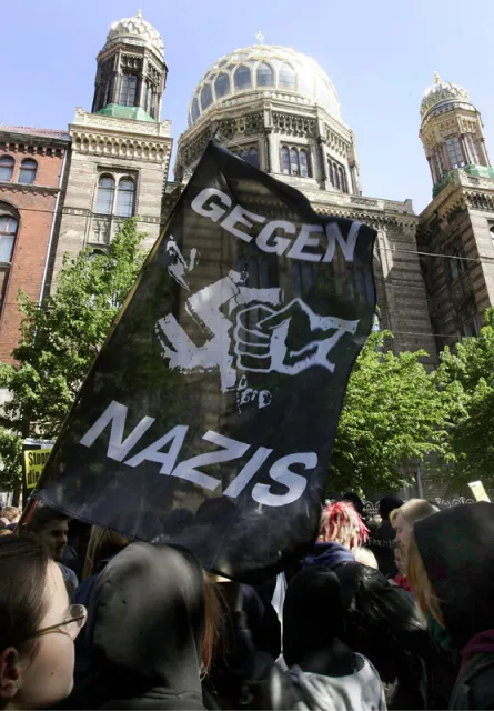 Demonstracja przeciw neonazistom i antysemityzmowi; w tle berlińska synagoga przy Oranienburgerstrasse. / Fot. Fabian Bimmer / AP / EAST NEWS