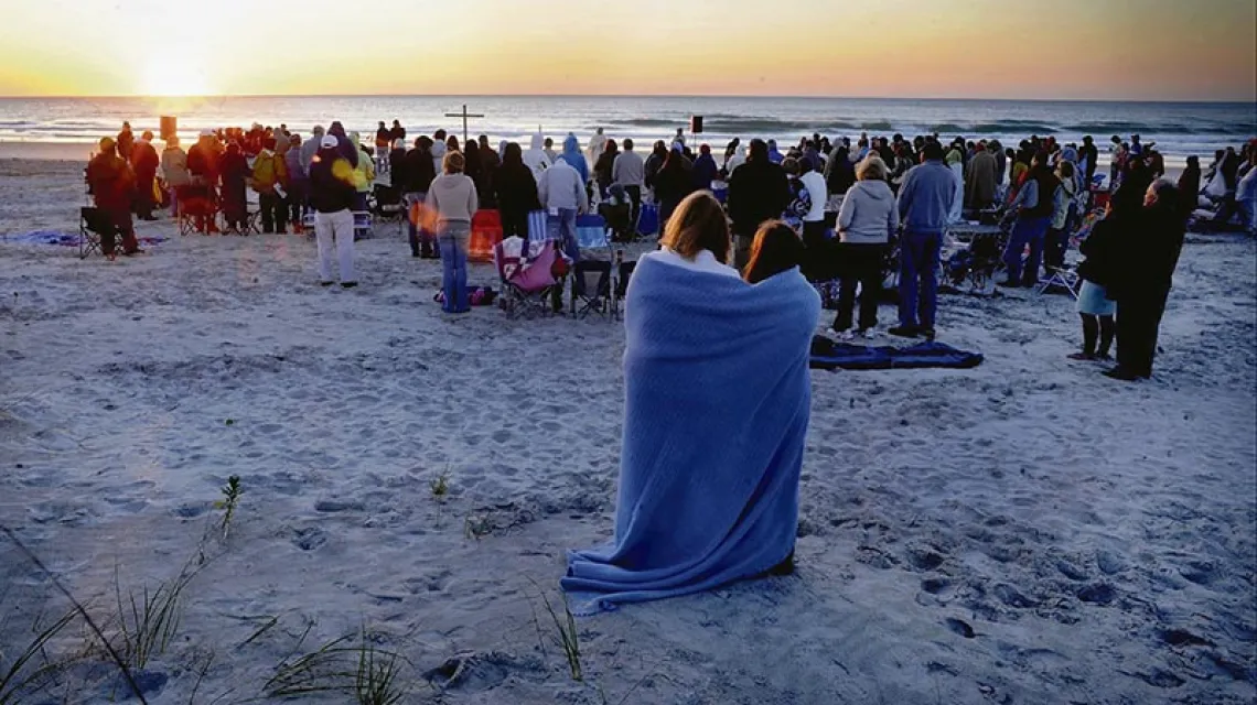 Wierni amerykańskiego Kościoła episkopalnego uczestniczą w nabożeństwie z okazji świąt Wielkiej Nocy. Plaża w Wilmington, Północna Karolina, 8 kwietnia 2012 r. / Fot. Jeff Janowski / WILMINGTON STAR-NE / AP / EAST NEWS