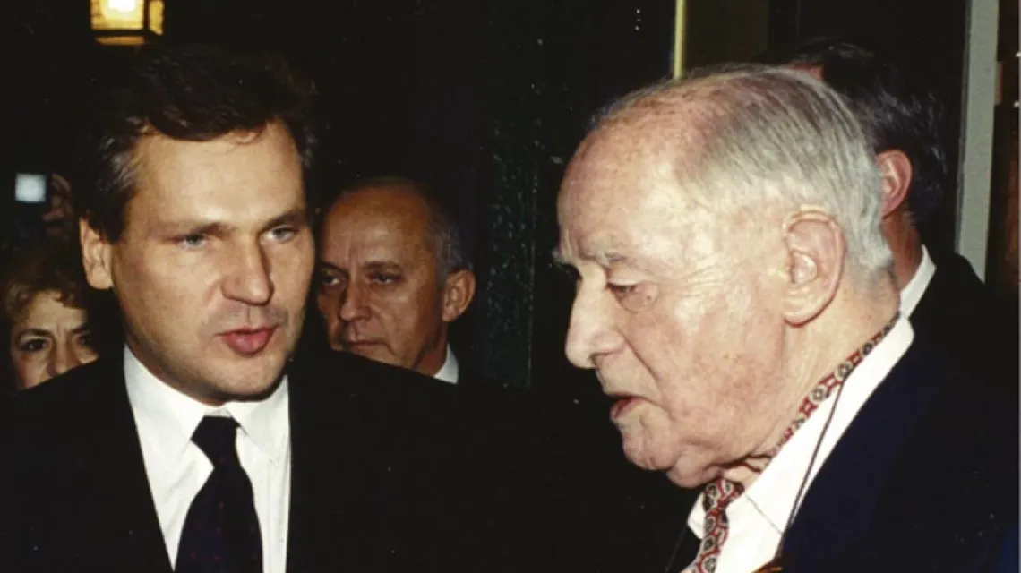 Jerzy Giedroyc obchodzi 90. rocznicę urodzin. W Maisons-Laffitte dochodzi do pierwszego spotkania Redaktora z prezydentem A. Kwaśniewskim. / 
