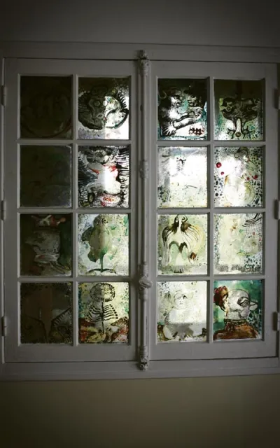 Okno w pokoju Zygmunta Hertza, malowane przez Jana Lebensteina. Motywy z „Farmy zwierzęcej” George’a Orwella, lata 70.  / Fot. Barbara Czartoryska