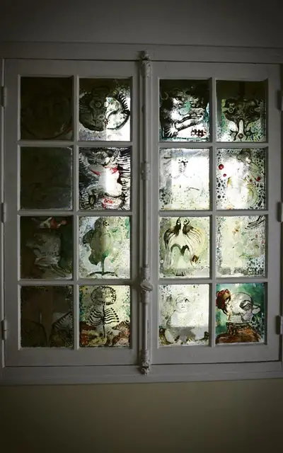 Okno w pokoju Zygmunta Hertza, malowane przez Jana Lebensteina. Motywy z „Farmy zwierzęcej” George’a Orwella, lata 70. / Fot. Barbara Czartoryska