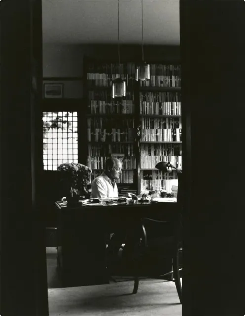 Jerzy Giedroyc w gabinecie, Maisons-Laffitte 1987 r. / Fot. Bohdan Paczowski / Archiwum Instytutu Literackiego