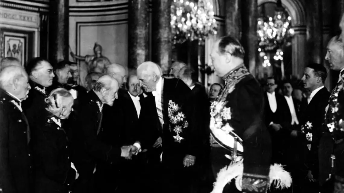 Prezydent Ignacy Mościcki składa życzenia noworoczne weteranom Powstania Styczniowego; Zamek Królewski w Warszawie, 1 stycznia 1935 r. Na zdjęciu m.in.: Maria Fabianowska i Władysław Dunin-Wąsowicz / Fot. Narodowe Archiwum Cyfrowe