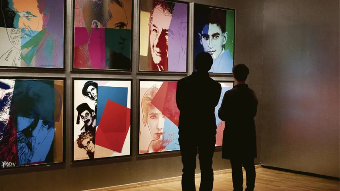 W tle seria „Dziesięć portretów Żydów XX w.”, 1980, serigrafia / Fot. Paweł Wodnicki / MCK