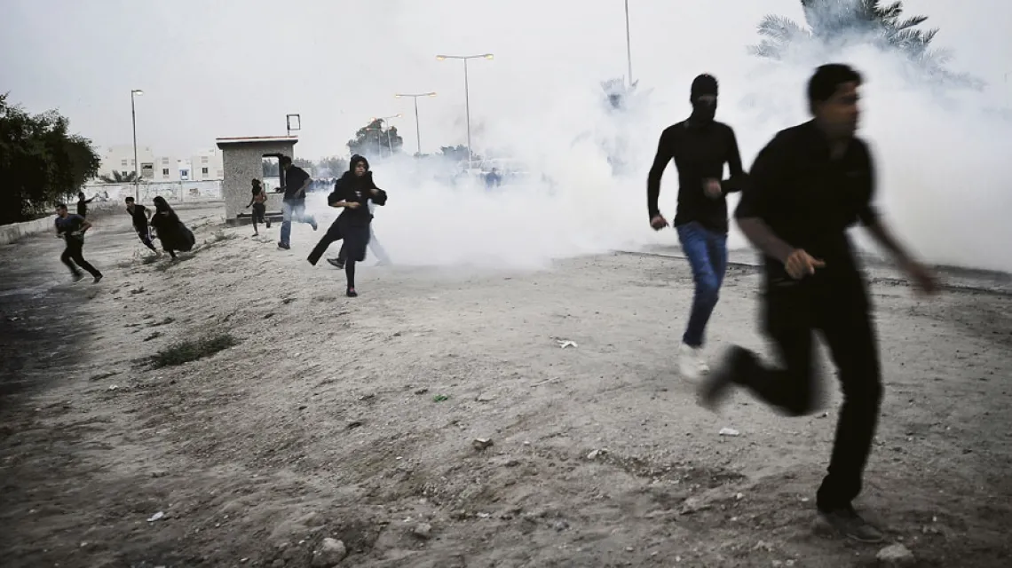 Zamieszki po szyickich ceremoniach religijnych w mieście Daith koło Manama, stolicy Bahrajnu; 26 listopada 2012 r. / fot. Mohammed Al-Shaikh / AFP / East News