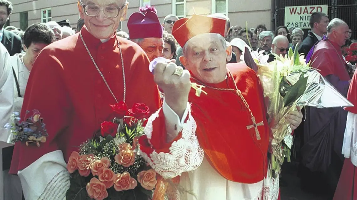  Kardynałowie Franciszek Macharski i Józef Glemp podczas procesji Bożego Ciała. Kraków, 13 maja 2001 r. / Fot. Grzegorz Kozakiewicz