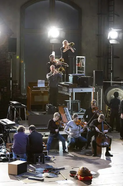 W czasie festiwalu Märzmusik w Berlinie w 2011 r. wykonano m.in. utwór Enno Poppe’a i Wolfganga Heinigera, przeznaczony na 15 muzyków oraz... 200 instrumentów. / Fot. Kai Bienert / SEATEDOVATION.BLOGSPOT.COM