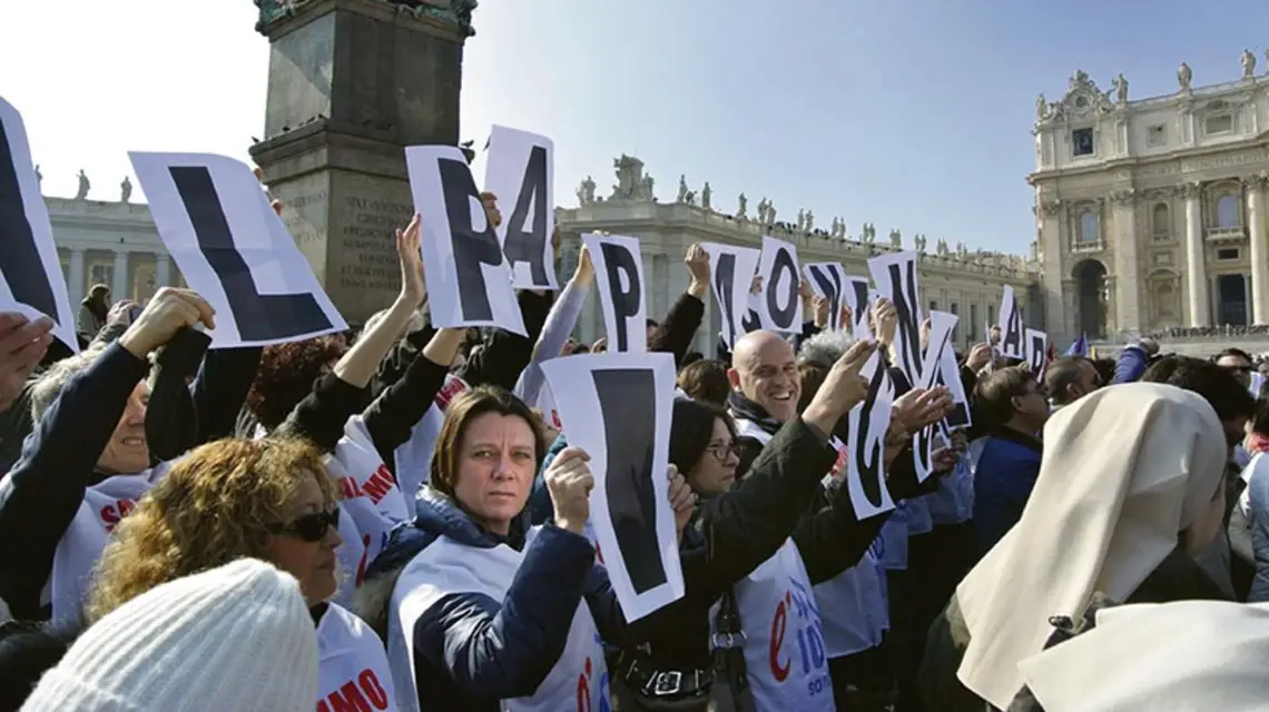 Na Placu św. Piotra, Watykan, 17 lutego 2013 r. / Fot. Adam Boniecki