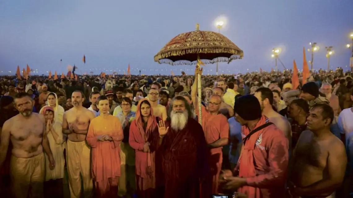 W czasie kulminacji święta Kumbh Mela miliony pielgrzymów wchodzą do wody w miejscu, gdzie Ganges łączy się z Jamuną. / Fot. Andrzej Meller