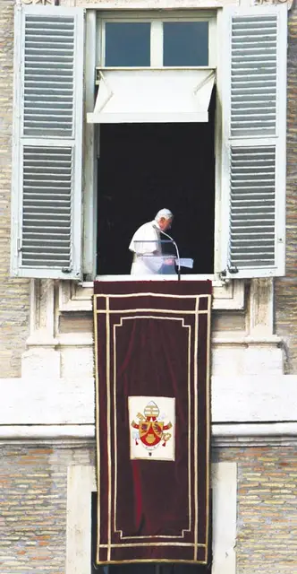 Papież Benedykt XVI, plac św. Piotra, 24 lutego 2013 r. / Fot. Vincenzo Pinto / AFP / EAST NEWS