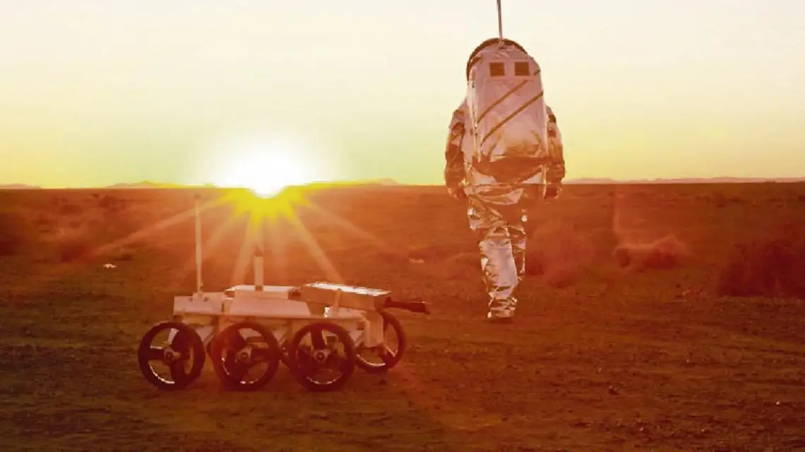 Analogowy astronauta z polskim łazikiem MAGMA na pustyni w Maroku, luty 2013 r. / Fot. www.oewf.org