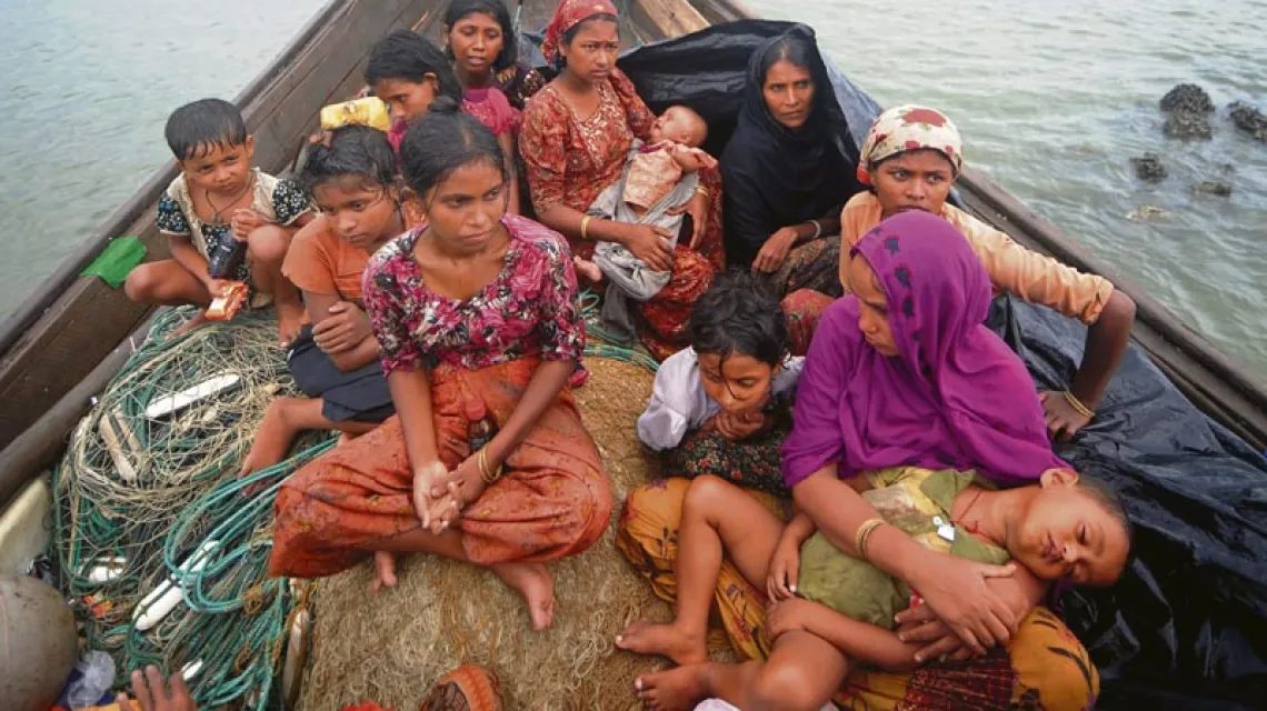 Muzułmanie Rohinga uciekający z Birmy do Bangladeszu przez rzekę Naf. 23 lipca 2012 r. / Fot. Munir Uz Zaman / AFP / EAST NEWS