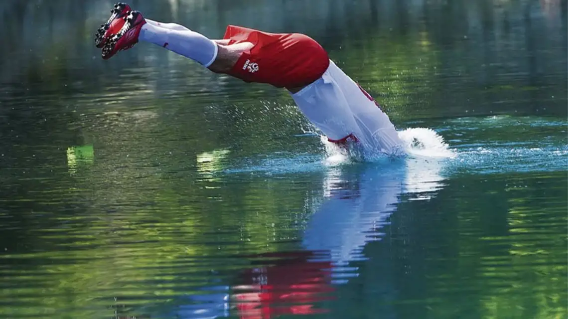  „Będziesz legendą...” to film wyrosły w dużym stopniu z ograniczeń, zmierzający raczej w kierunku artystycznej kreacji i analizy psychologicznej. / Fot. Kino Świat