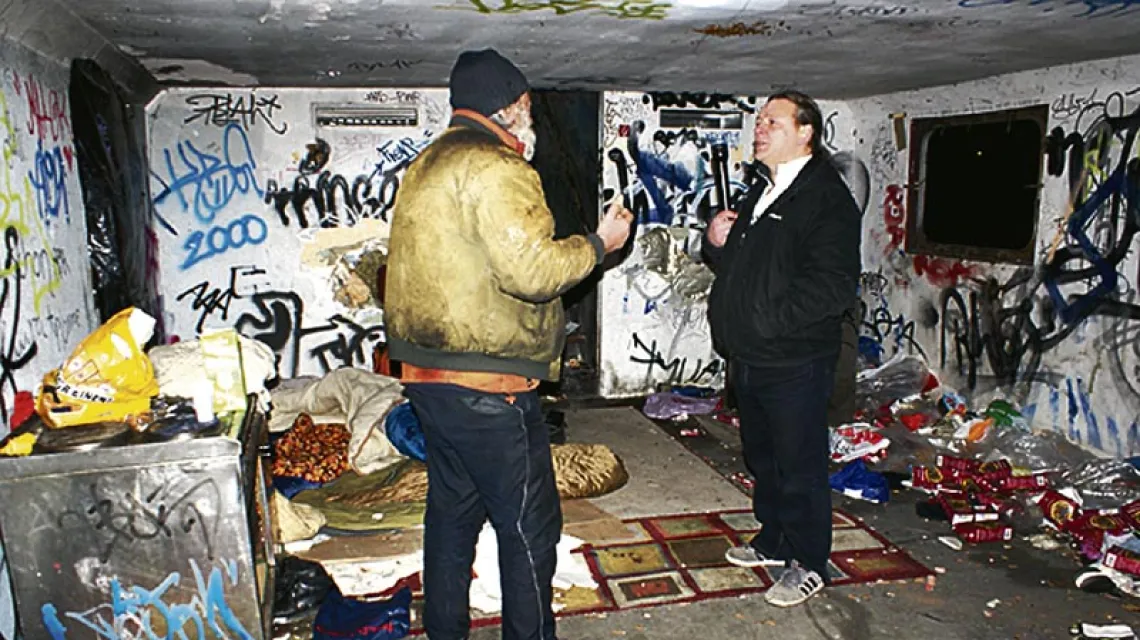 Artur Darga (z prawej, z latarką) i berliński bezdomny, 2013 r. / Fot. Agnieszka Hreczuk