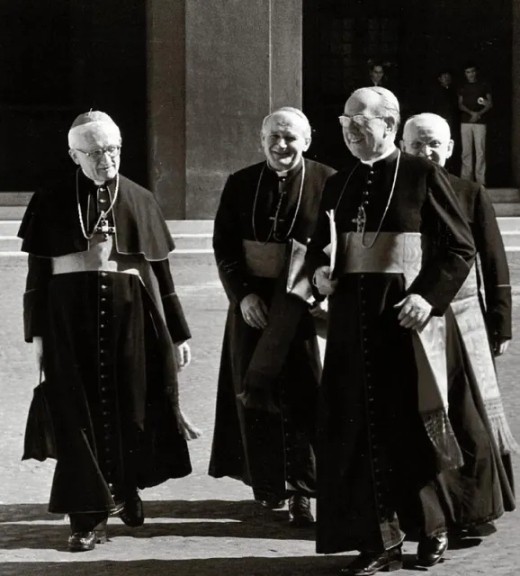 Od lewej: kardynałowie Joseph Höffner (z RFN), Karol Wojtyła, Franz König (z Austrii) i John Carberry (z USA) w Watykanie, na dwa dni przed rozpoczęciem tamtego konklawe; 12 października 1978 r. / Fot. Giulio Broglio / AP / EAST NEWS