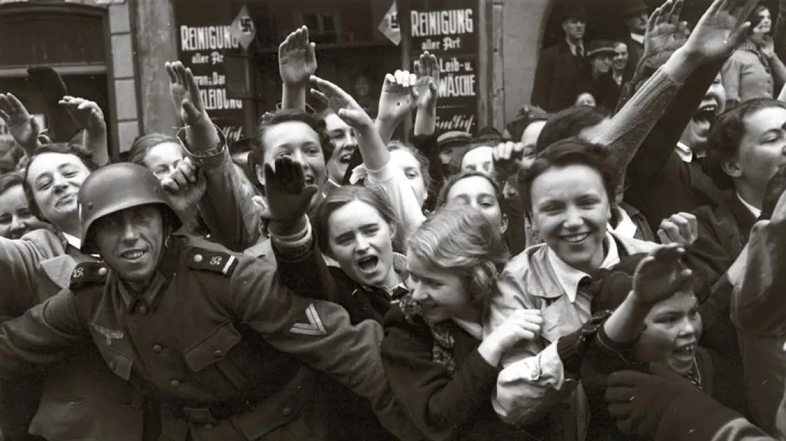 Austriacy z entuzjazmem witają wkraczające do ich kraju oddziały Wehrmachtu; marzec 1938 r. / Fot. AKG-IMAGES / EAST NEWS