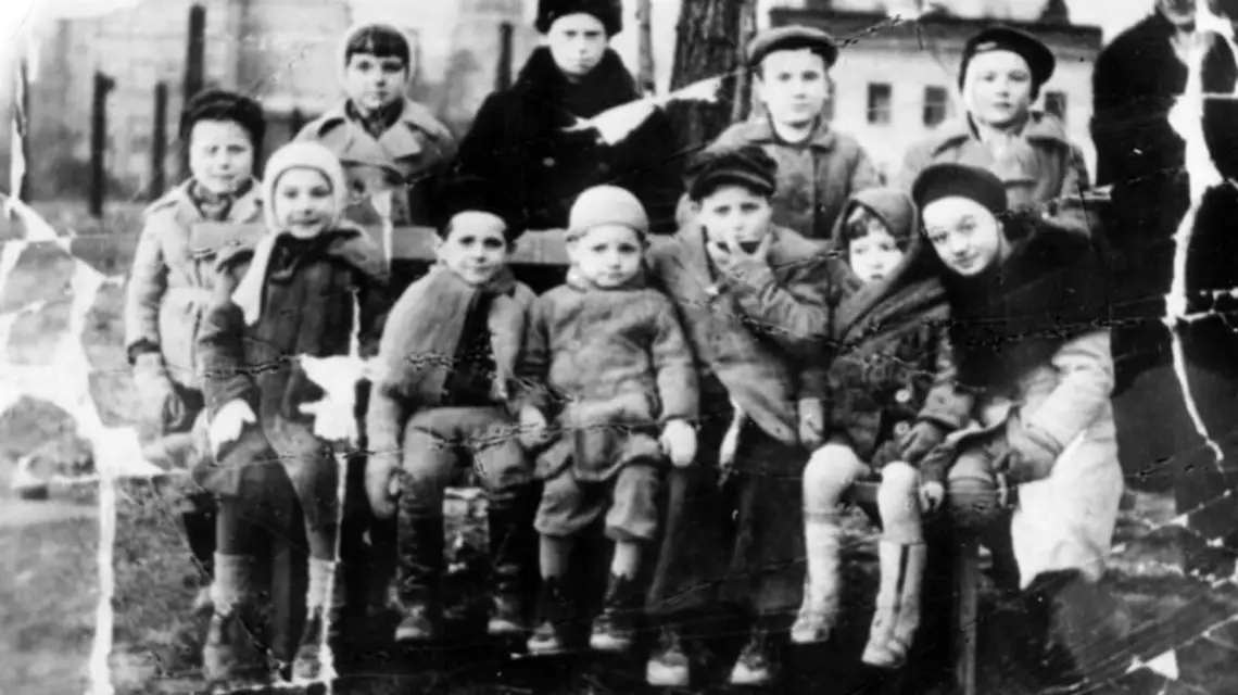 Dzieci z Zamojszczyzny uratowane przez Józefa Wójcika i umieszczone w schronisku w Warszawie przy ul. Okopowej 59. / Fotografia pochodzi z książki „Sonderlaboratorium SS. Zamojszczyzna” Agnieszki Jaczyńskiej / IPN LUB