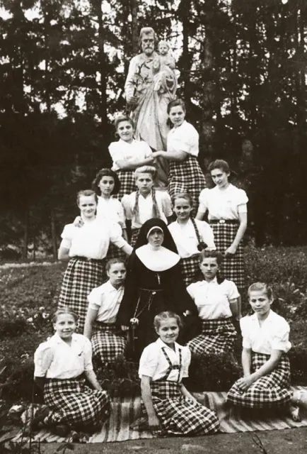 Siostra Zofia z wychowankami pod figurą św. Józefa w Łomnie, 1943 r. / Fot. Archiwum rodzinne Janiny Dawidowicz