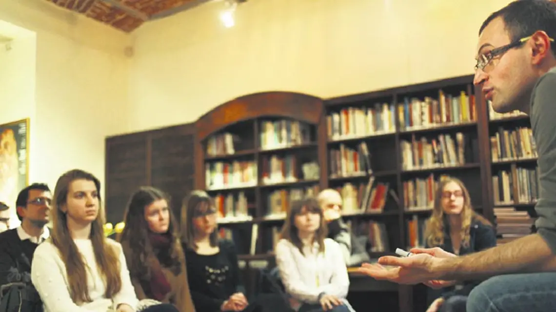 Grzegorz Jankowicz prowadzi lekcję o komiksie „Maus” Arta Spiegelmanna. Cheder Cafe, Kraków / Fot. Grażyna Makara