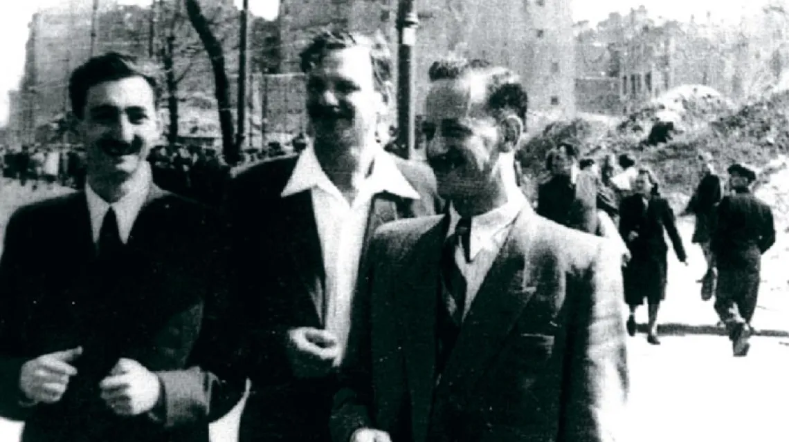 Marek Edelman, Icchak Cukierman  i Stefan Grajek, Warszawa ok. 1945–1946 r. / Fot. Odbitka w archiwum ŻIH