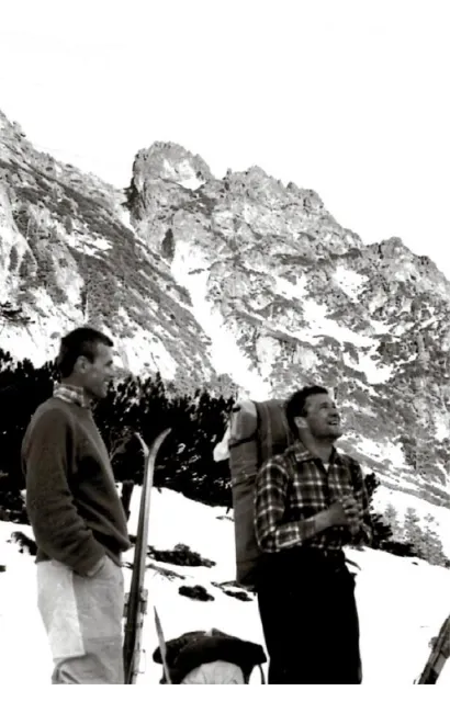 Z Witoldem „Tutą” Jędrzejewskim (po lewej) na wędrówce w Tatrach przed przełęczą Lodową, wiosna 1967 r. / Fot. Juliusz Oleszkiewicz, zdjęcie z archiwum Henryka Wujca.