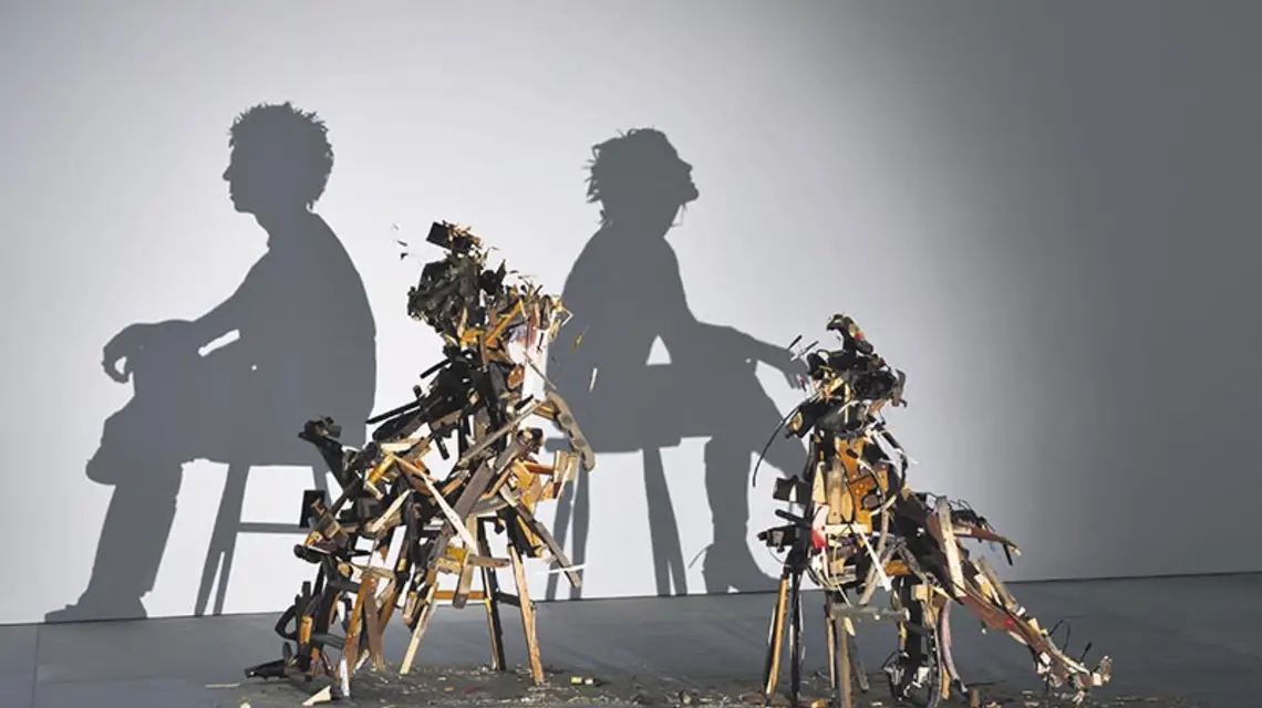 Rzeźby autorstwa Tima Noble’a i Sue Webster. Wykonane z odpadów, po oświetleniu rzucają na ścianę galerii cienie sylwetek ludzkich. / Fot. Blain Southern / Peter Mallet / EAST NEWS