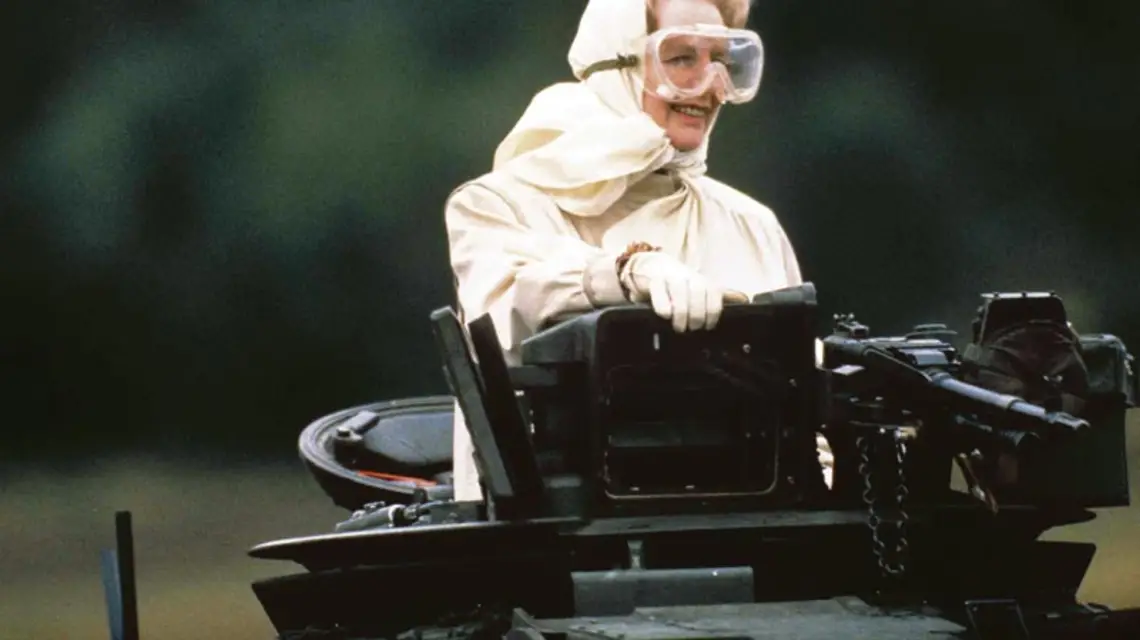 Margaret Thatcher w brytyjskiej bazie wojskowej Fallingbostel niedaleko Hamburga, Niemcy Zachodnie, 1986 r. / Fot. Rex Features / EAST NEWS