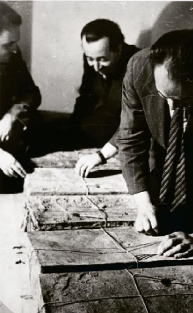 Michał Borwicz i Józef Wulf (z prawej) nad częścią Archiwum, znalezioną w piwnicach domu przy ul. Nowolipki 68, 1946 r. / Fot. Odbitka w archiwum ŻIH