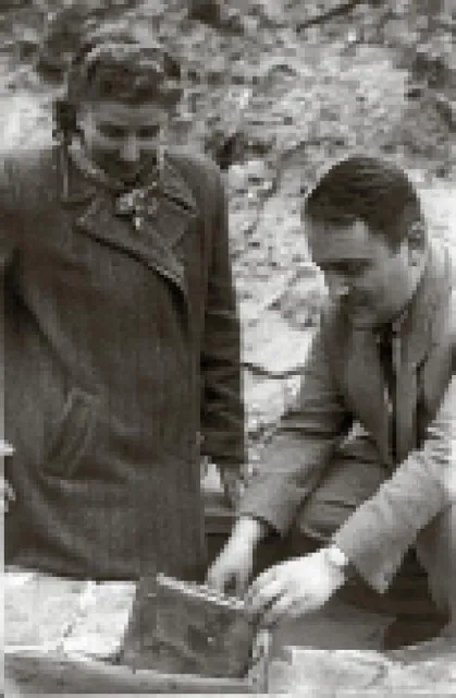 Rachela Auerbach i Michał Borwicz nad częścią Archiwum, 1946 r. / Fot. Odbitka w zbiorach ŻIH
