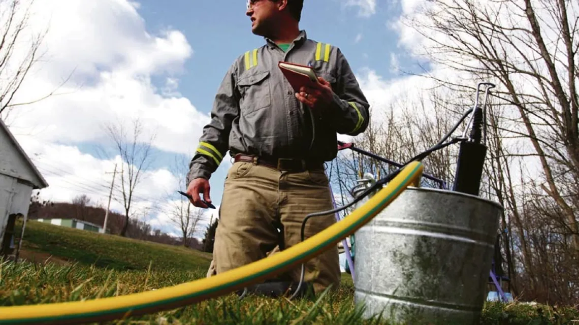 Testy na zawartość metanu w przydomowych ujęciach wody w miejscowości Franklin w stanie Pensylwania, której mieszkańcy niepokoili się konsekwencjami wydobycia gazu łupkowego, prowadzonego w pobliżu przez firmę WPX Energy. 21 marca 2012 r. / Fot. Jake Danna Stevens / AP / EAST NEWS