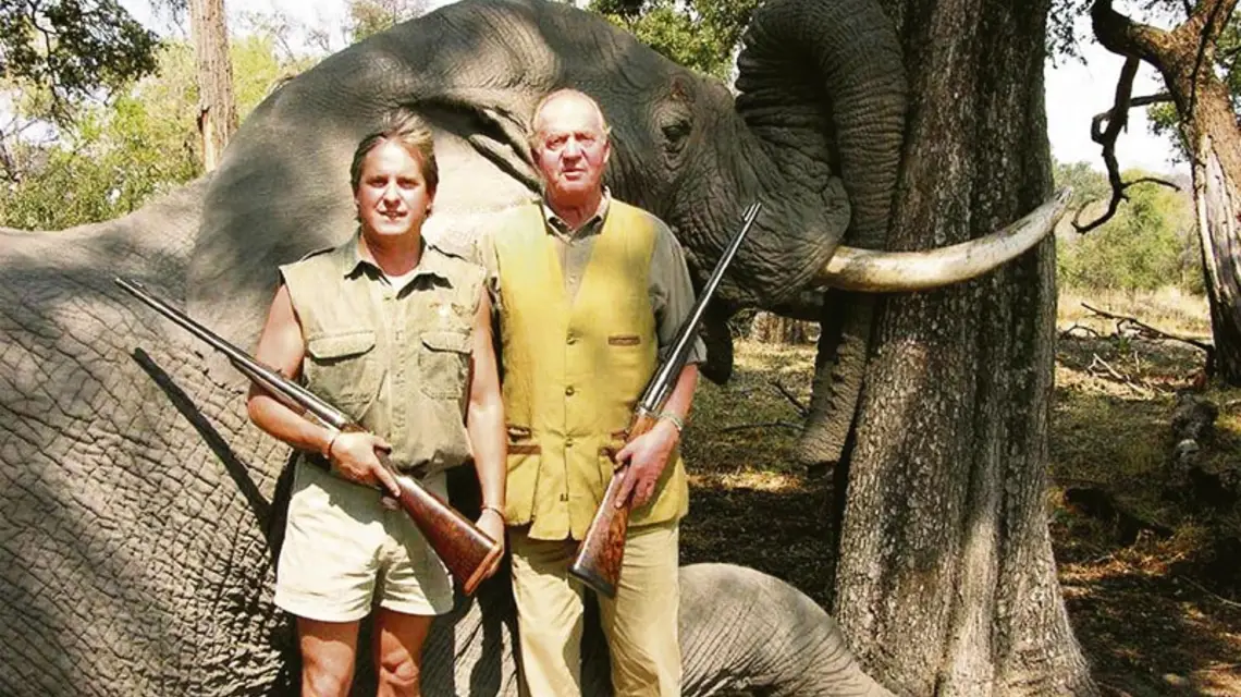 Juan Carlos (z prawej) z przewodnikiemna safari w Botswanie, 2006 r. / Fot. lmagro / ABACAPRESS.COM / EAST NEWS