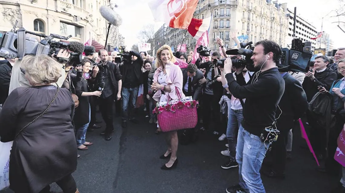 Frigide Barjot na ulicach Paryża w kilka godzin  po ogłoszeniu legalizacji małżeństw gejowskich. 17 kwietnia 2013 r. / Fot. Jacques Demarthon / EAST NEWS
