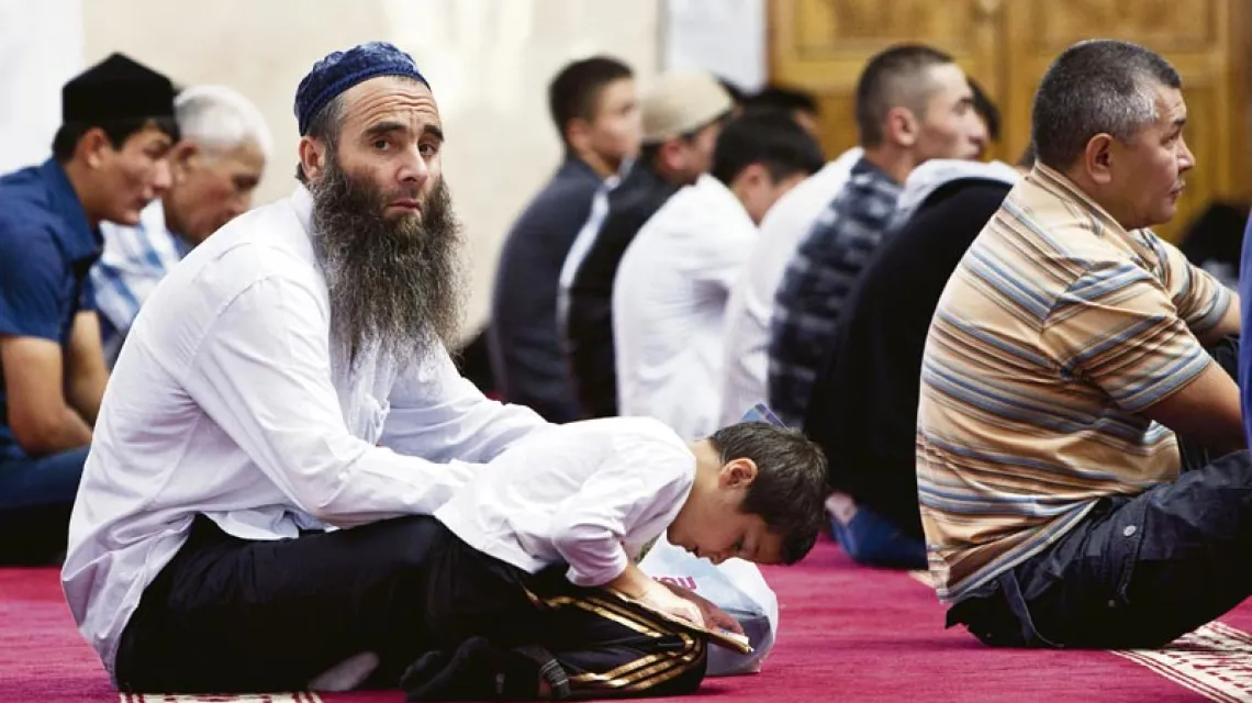 Modlitwa w meczecie. Ałmaty, Kazachstan, wrzesień 2012 r. / Fot. Łukasz Kobus / KOBUSART.EU