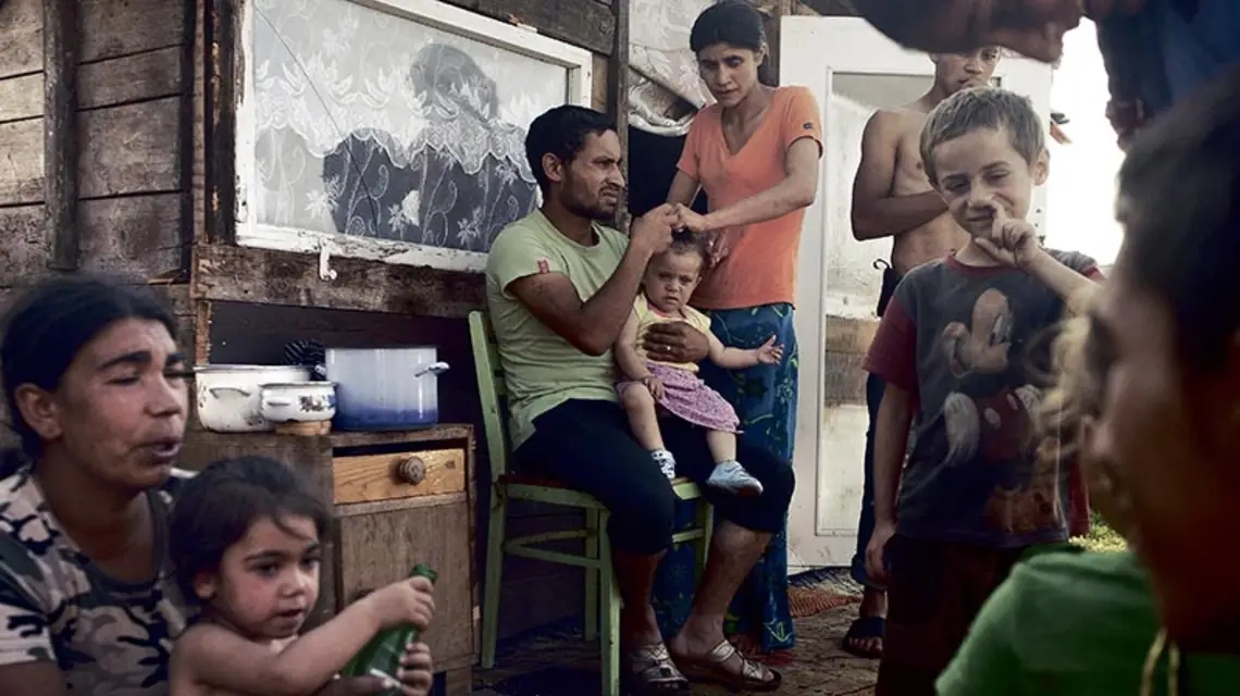 Powyżej oraz na okładce tego wydania: zdjęcia z projektu fotograficznego „Stigma” Adama Lacha (więcej informacji na końcu tekstu) / Fot. Adam Lach / NAPO IMAGES