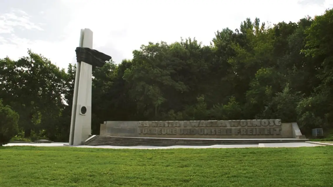Pomnik Polskiego Żołnierza i Niemieckiego Antyfaszysty z 1972 r. w berlińskim parku Friedrichshain (stan obecny). / Fot. Rafał Żytyniec