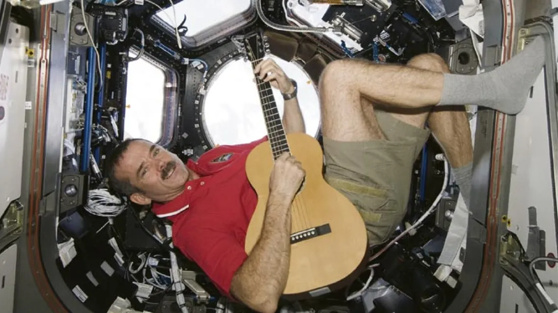 Chris Hadfield na pokładzie Międzynarodowej Stacji Kosmicznej, 25 grudnia 2012 r. / Fot. NASA
