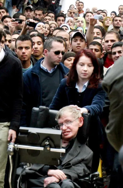 Jeszcze kilka lat temu Stephen Hawking odwiedzał zarówno Izrael, jak Palestynę. Na zdjęciu: podczas spotkania z palestyńskimi studentami na Uniwersytecie w Ramallah na Zachodnim Brzegu Jordanu, grudzień 2006 r.  / Fot. Abbas Momani / AFP / EAST NEWS